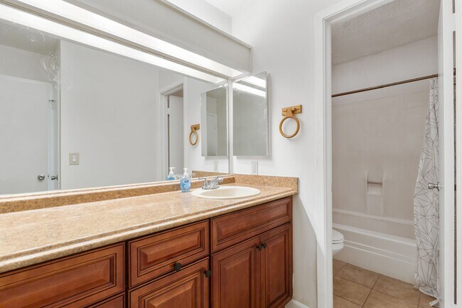 Building Photo - 3 Bedroom/2 Bath Camelot II Subdivision