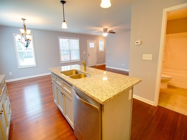 Building Photo - 4 Bedroom 3 Bath Home In Chapel Hill!