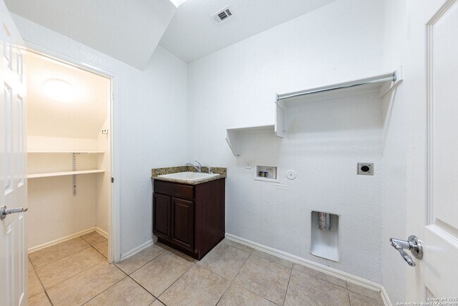 Building Photo - 12606 Texas Gold