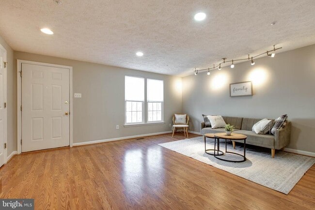 Building Photo - 8117 Ellen Way