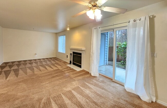 Building Photo - 2 Bed/ 2 Bath Condo Everett Near Boeing and Paine Airport