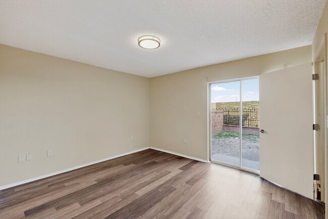 Building Photo - 3 bedroom 2 bath home in East El Paso!