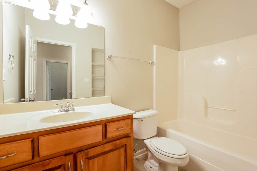 Building Photo - 735 Classic Dr S