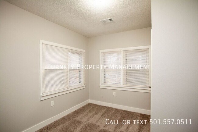 Building Photo - 1415 S Cedar St