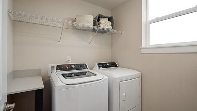 Building Photo - Spacious and Beautifully Landscaped 3 bed/3ba Townhome in Central Park