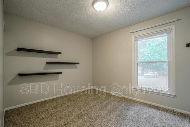 Building Photo - 405 SE Dales Ct