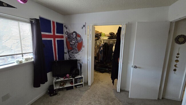 Building Photo - Renovated 2-Bedroom Condo Near CU