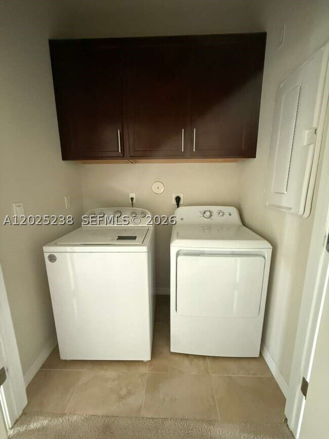 Building Photo - 2163 Appleton Cir S