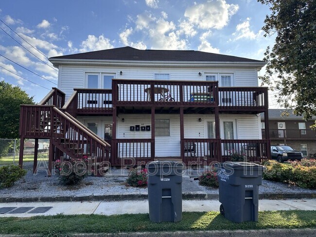 Primary Photo - 649 Arch St