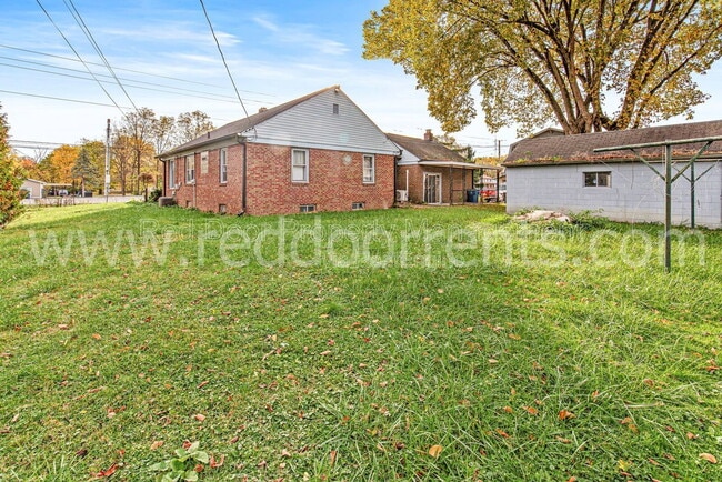 Building Photo - 328 N Post Rd