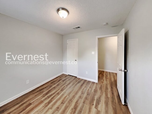 Building Photo - Spacious Home with Fenced Yard and Garage! 3 Bed & 2 Bath / Pet-friendly / Coming Soon!