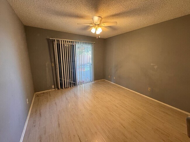 Building Photo - Cozy 2 bedroom 1 bathroom