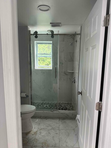 Building Photo - 535 W State St