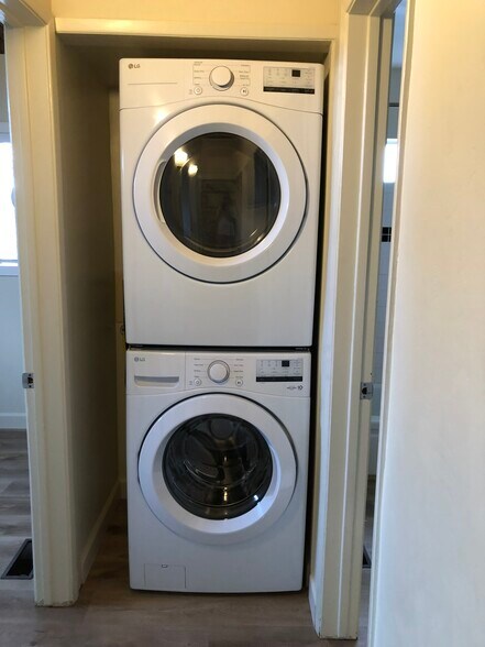 Building Photo - 2075 Thomas Ave