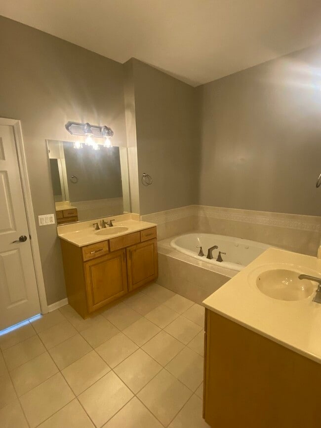 Building Photo - 15 Oak Creek Ct