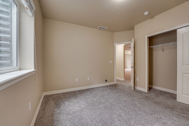 Building Photo - Stunning 5-Bedroom Home with Lake Views in...