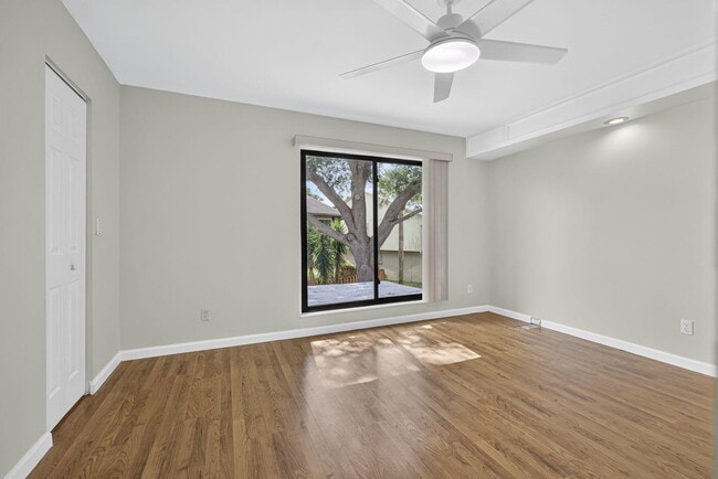 Building Photo - 323 Sandtree Dr