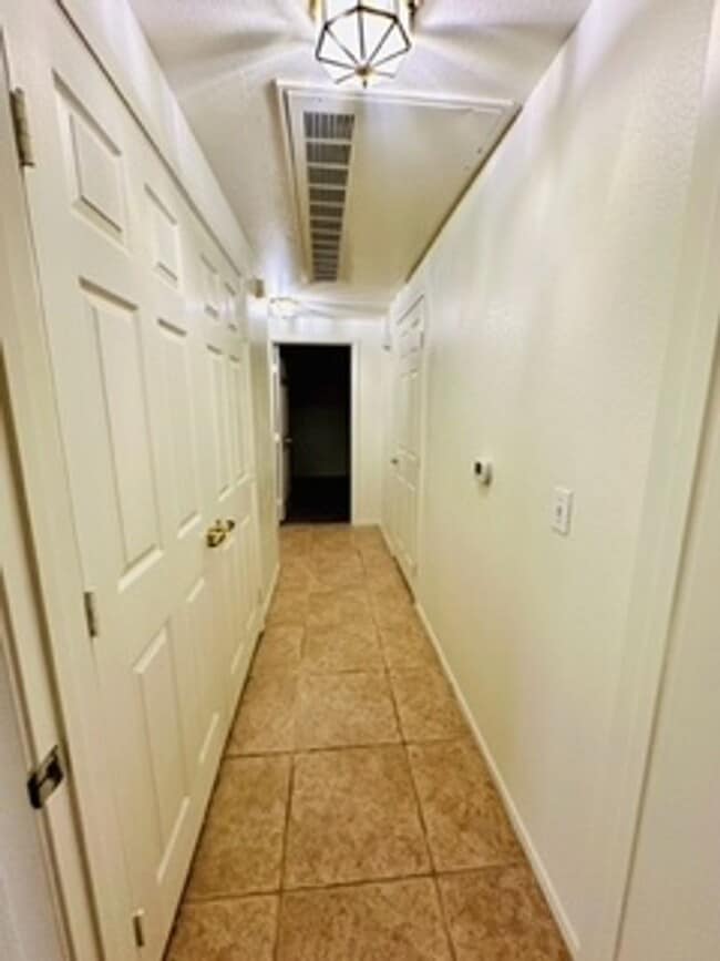 Building Photo - Cozy 1st-floor condo unit with 2 bedrooms and 2 bathrooms. Located in a guard-gated community in ...