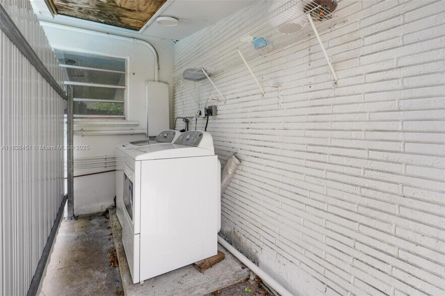 Building Photo - 700 SW 67th Ave