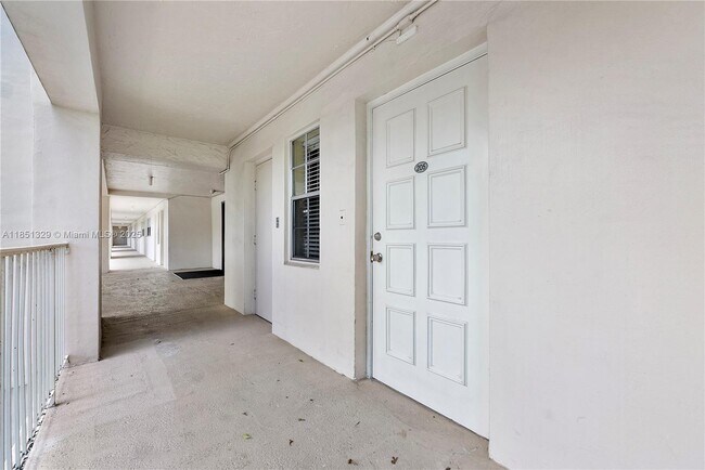 Building Photo - 3351 S Palm Aire Dr