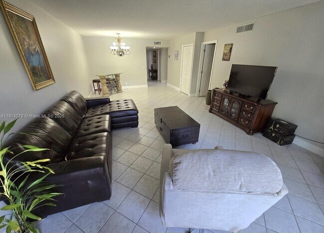 Building Photo - 302 Lakeview Dr