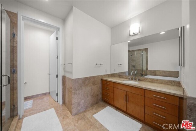 Building Photo - 3223 W 6th St