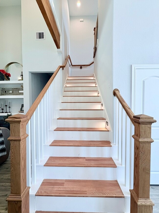 Building Photo - 55 Ruskin Dr W