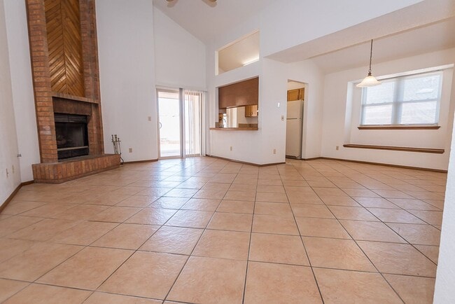 Building Photo - Contemporary home with 3 bedrooms, 2 bath, 2 car garage, A/C, Fenced Yard