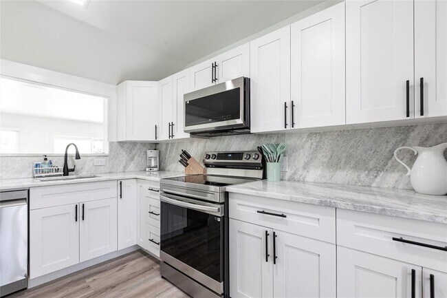 Building Photo - 640 Broadway St