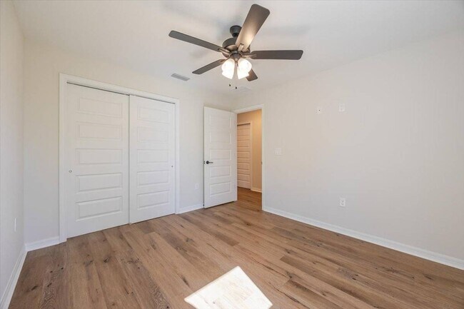 Building Photo - 1164 Fairway Dr