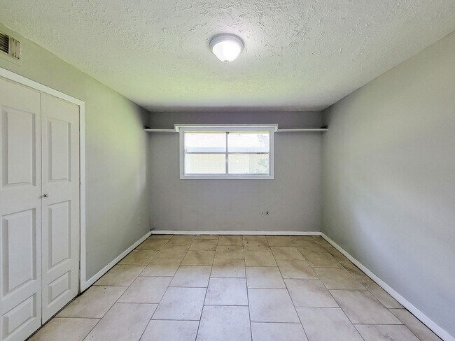Building Photo - 1703 Raintree Dr