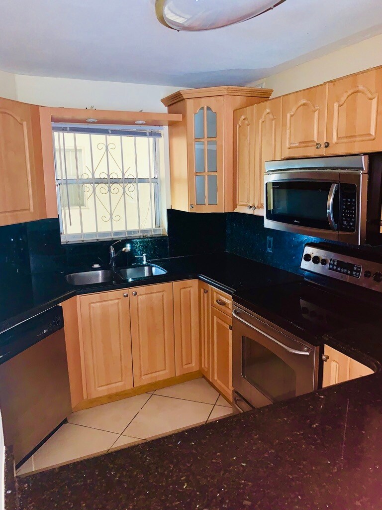 Building Photo - 1750 W 46th St