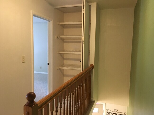 Building Photo - 280 Ledgewood Cir