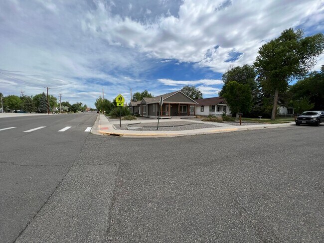 Building Photo - 409 S Broadway Ave