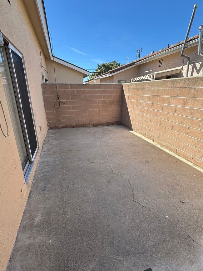 Building Photo - 6065 California Ave