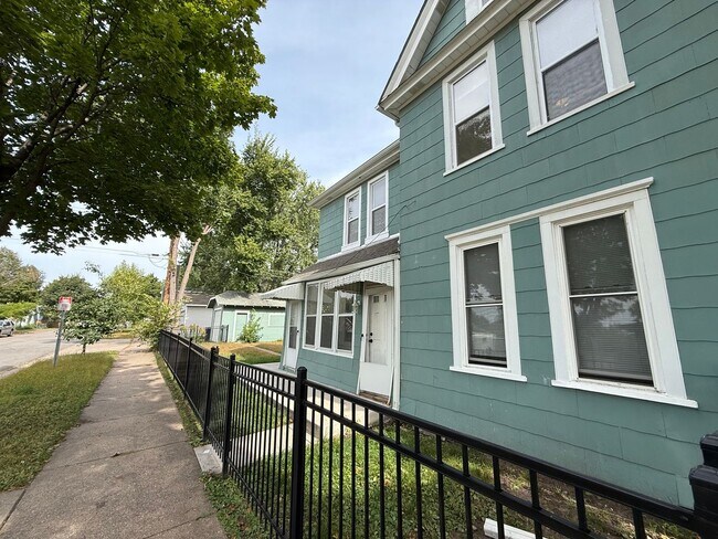 Building Photo - 917 Charles Ave