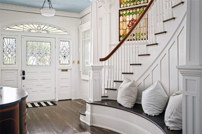 Building Photo - 1112 Broadway Avenue J