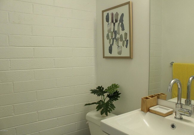 Building Photo - 3318 N 18th Ave