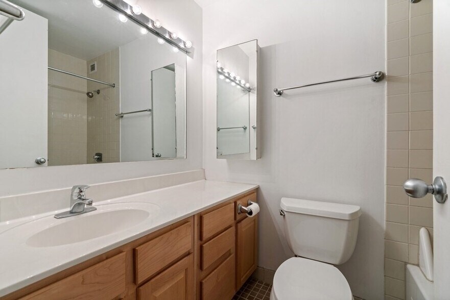 Building Photo - 1030 N State St