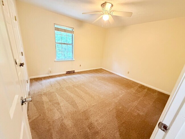 Building Photo - 2 Bedroom, 1 1/2 Bathrooms - Townhouse West Rome
