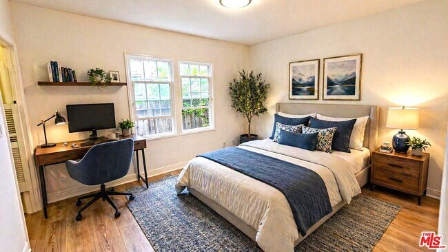 Building Photo - 132 S La Peer Dr