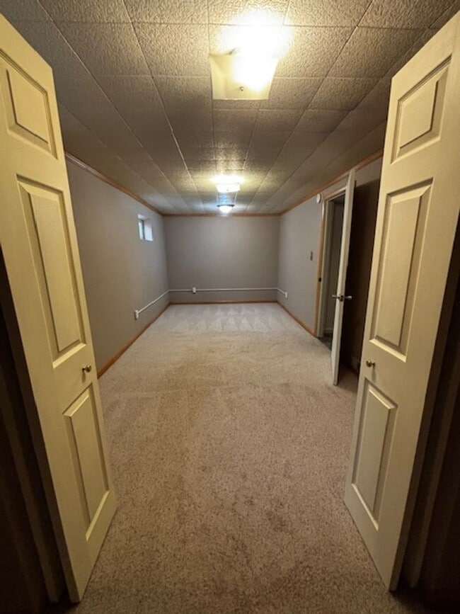 Building Photo - Cute 5 Bedroom 3 Bath Single Family Home