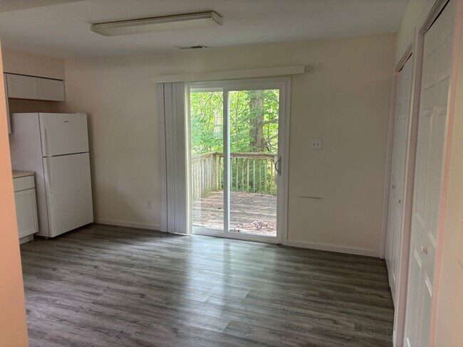 Building Photo - Townhome: 3 Bedroom 2.5 bath