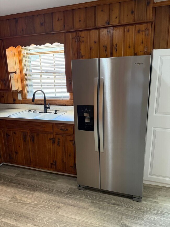 Building Photo - Charming 3-bedroom,1-bath home w/Detached garage for rent in Springfield, Tennessee.