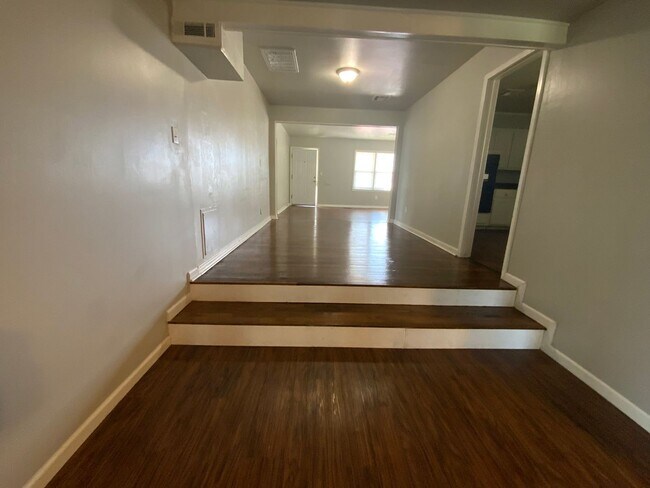 Building Photo - 3 bedroom 2 bath with bonus rooms - Bethany Schools!
