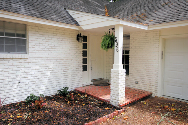 Building Photo - 596 L'Ombre Ct NE