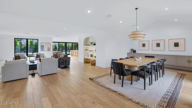 Building Photo - 6039 E Calle Camelia