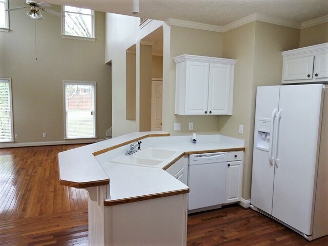 Building Photo - 1500 Holly Manor Dr