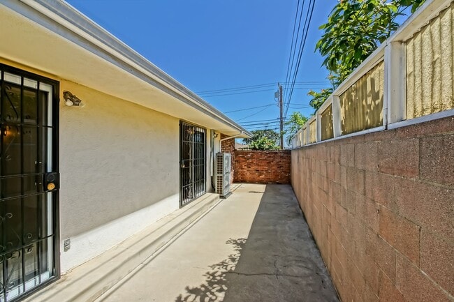Building Photo - ***$500 OFF FIRST MONTHS RENT*** SPACIOUS, BRIGHT & AIRY, 3BR2BA HOME W/ GREAT OUTDOOR SPACE, LAR...