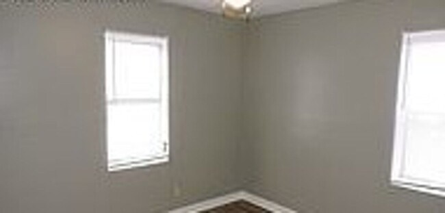 Building Photo - Southwest Topeka Home!